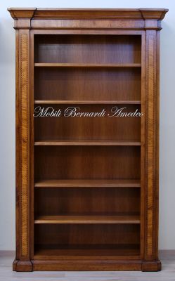 Libreria a giorno in legno massello di noce intarsiato con ripiani spostabili stile classico